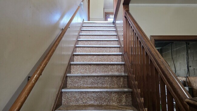 Building Photo - Large 2 Bedroom Upper Apartment in Menasha WI