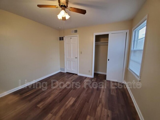 Building Photo - 305 S 47th St