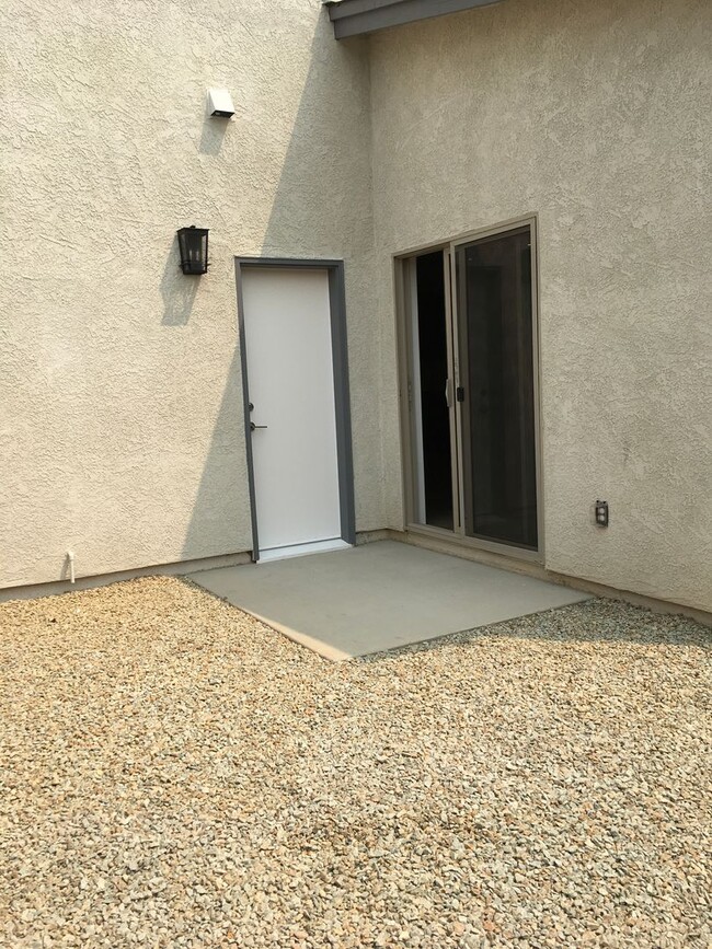 Building Photo - 4 Bedroom West Redding Townhome