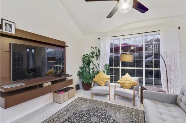 Building Photo - 8925 Lakewood Dr