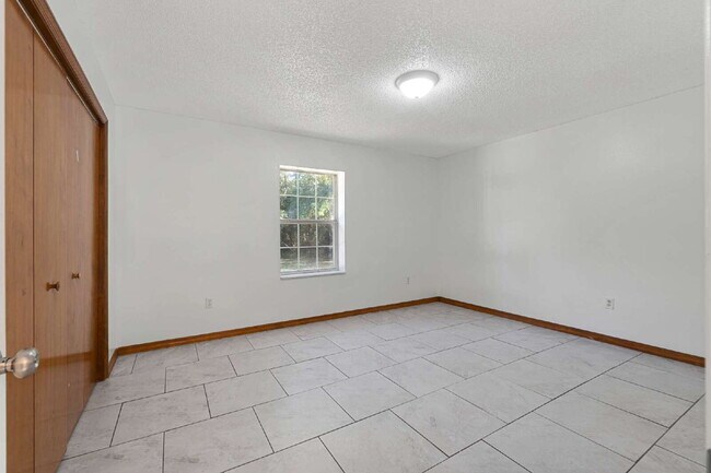 Building Photo - Spacious 3-bed/2-bath Home for Rent in Silver Spring Shores