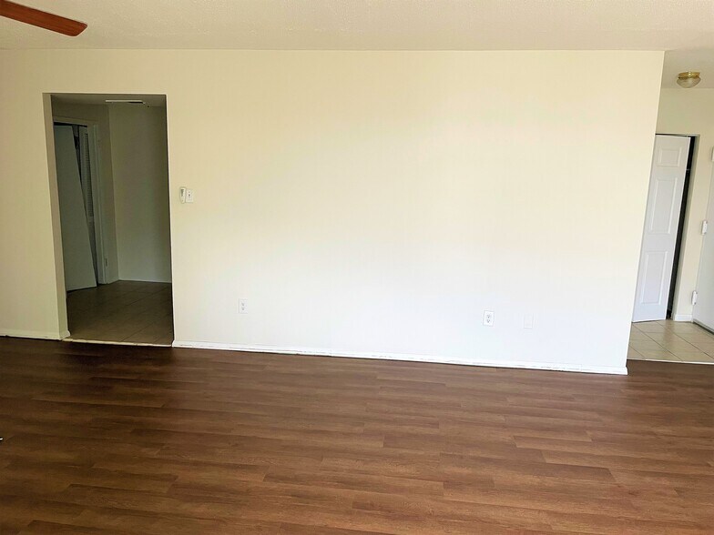 Living room - 10222 Prince Plz