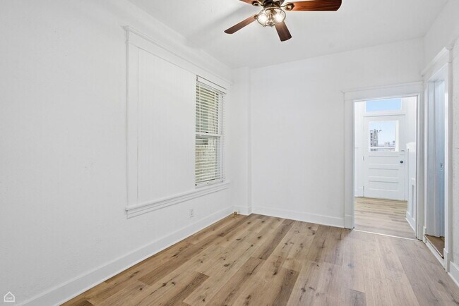 Building Photo - 107 1/2 Dean St