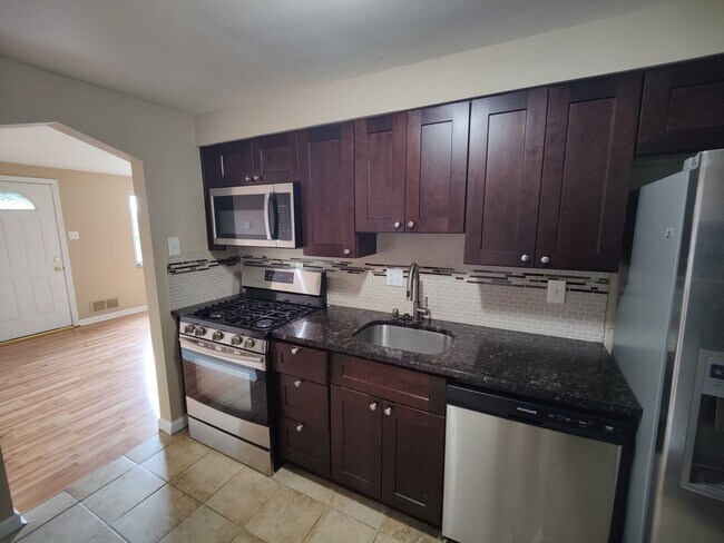 Building Photo - *Recently Updated 3BD/2BA Single Family Ho...