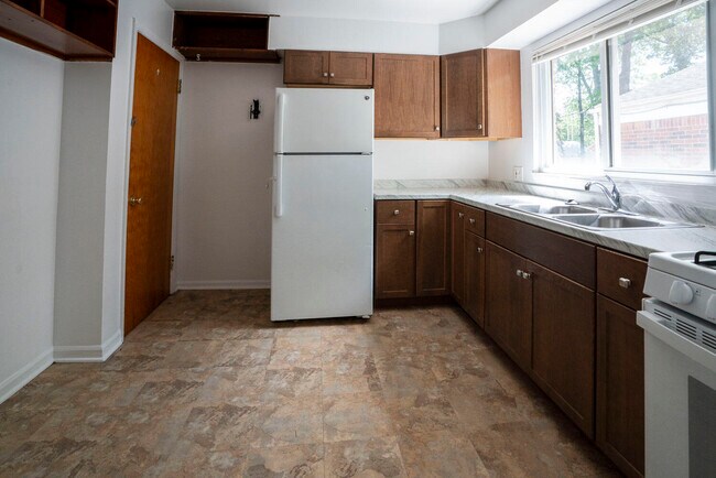Building Photo - 2631 Woodside St