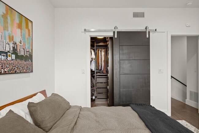 Building Photo - 604 N Bluff Dr