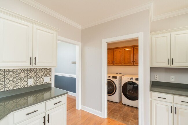 Building Photo - READY NOW!   Harrison Home with Finished Basement & Scenic Views