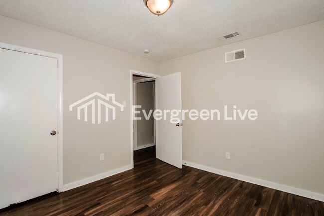 Building Photo - 3325 Cedar Springs Dr