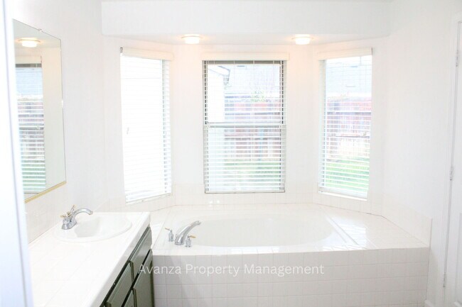 Building Photo - Home for Rent 5428 W. Saginaw Ave Fresno, CA 93722 Description 4 Bedroom/2 Bath Home in Fresno (D...