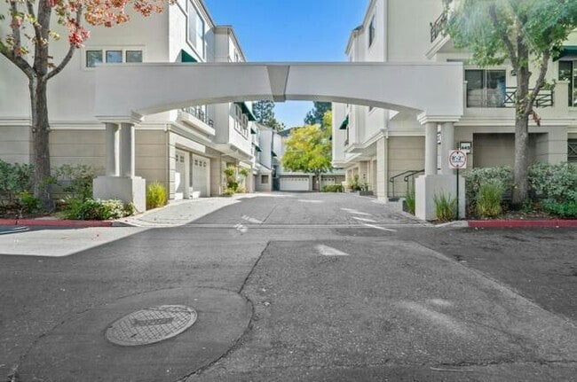 Building Photo - 445 Milan Dr