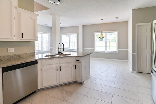 Building Photo - 5546 Lakefront Dr