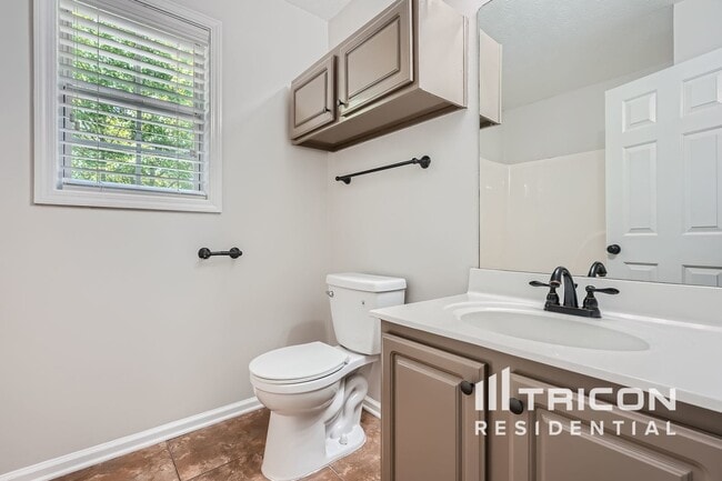 Building Photo - 713 Forestglen Dr