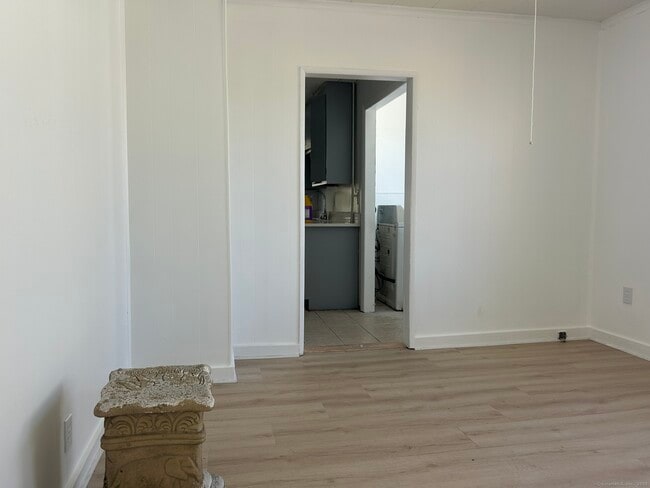Building Photo - 18 Eastwood Ave