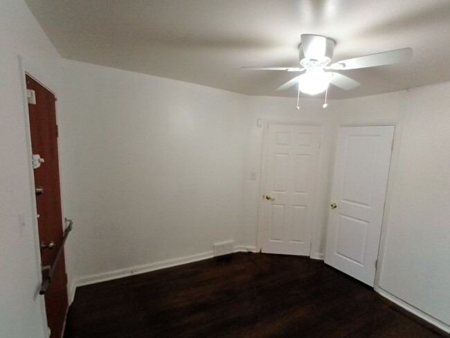 Building Photo - 3 bedroom 1 bathroom on the Westside NOW A...