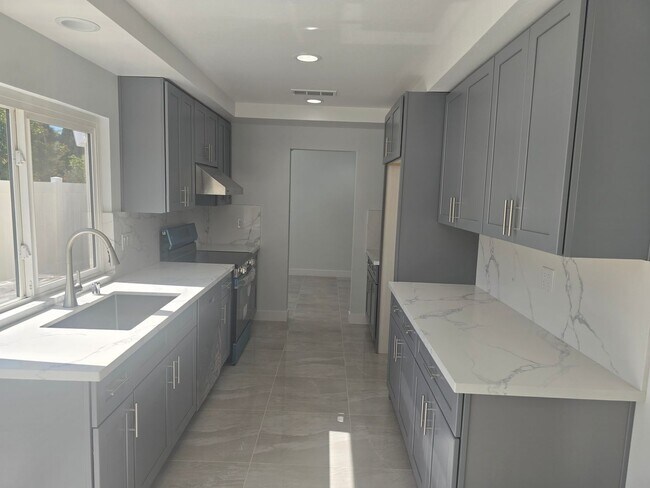 Building Photo - Fully Remodeled 4-Bedroom, 3-Bath Rental Home in Prime Fountain Valley Location