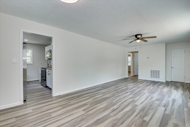 Building Photo - 655 Seymour Dr