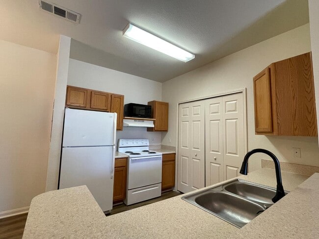 Building Photo - 447 W Longleaf Dr
