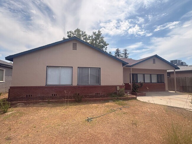 Building Photo - 1433 E Sequoia Ave