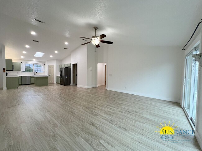 Building Photo - Charming 3-Bedroom + Office Home in Crestview, Prime Location Near I-10 & FL-85!
