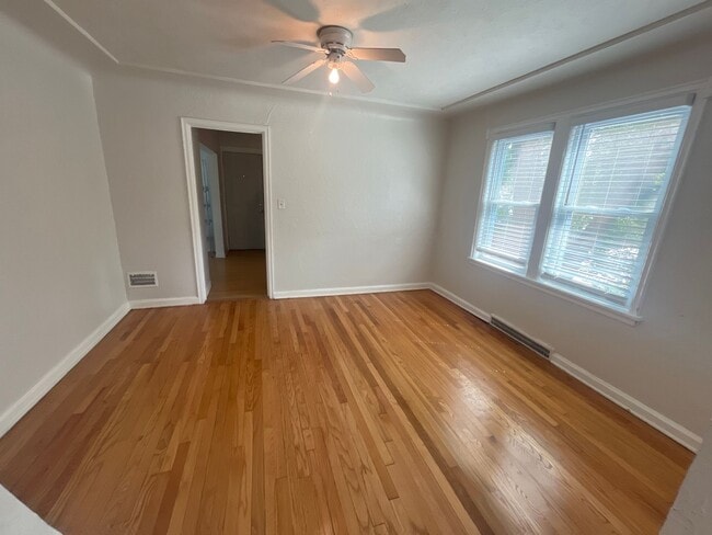 Building Photo - 3BR Duplex Midtown- June 1 move-in