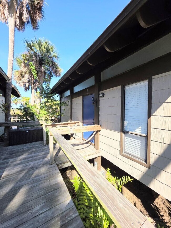 Building Photo - Waterfront condo with community pool!