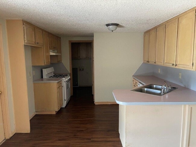 Building Photo - Rare 4 bedroom 2 bath in Moore Schools. 2 ...