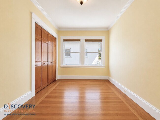 Building Photo - 327 San Carlos Ave