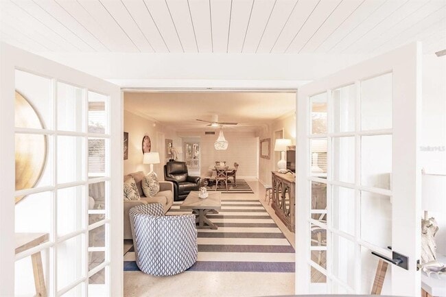 Building Photo - 1055 W Peppertree Dr