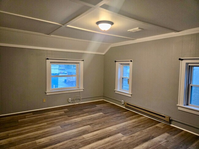 Building Photo - 409 Cedar St