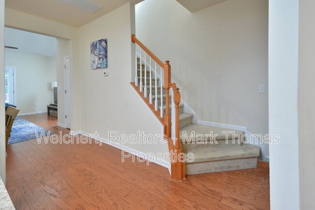 Building Photo - 100 Stratford Lakes Dr