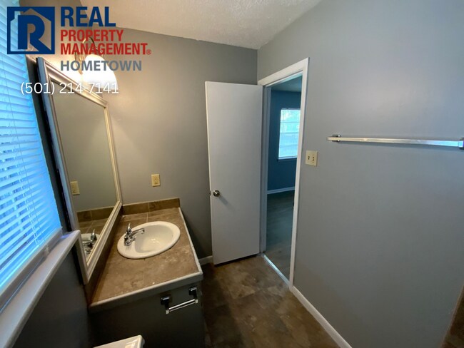 Building Photo - 4013 Wooddale Dr