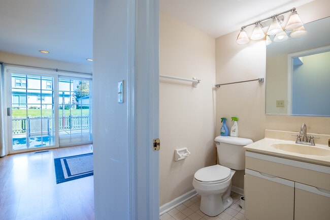 Building Photo - 331 E Fox Hill Dr