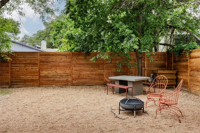 Building Photo - 904 Acorn Oaks Dr