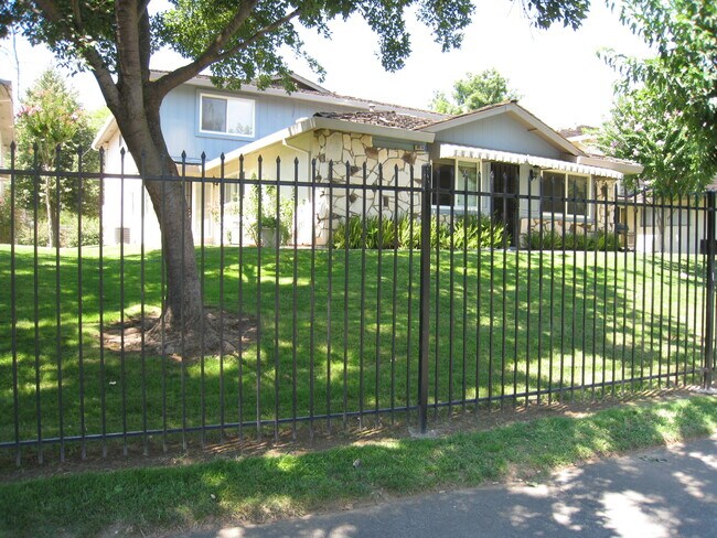 Building Photo - 2032 Benita Dr