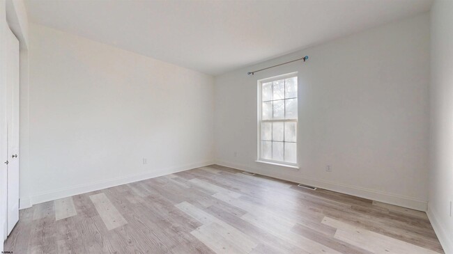 Building Photo - 450 Redwood Ave