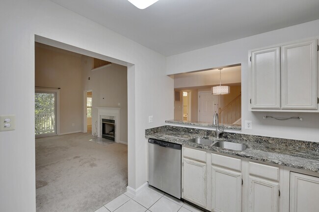 Building Photo - Top-Floor 3BD/3BA seconds to Downtown Crown!