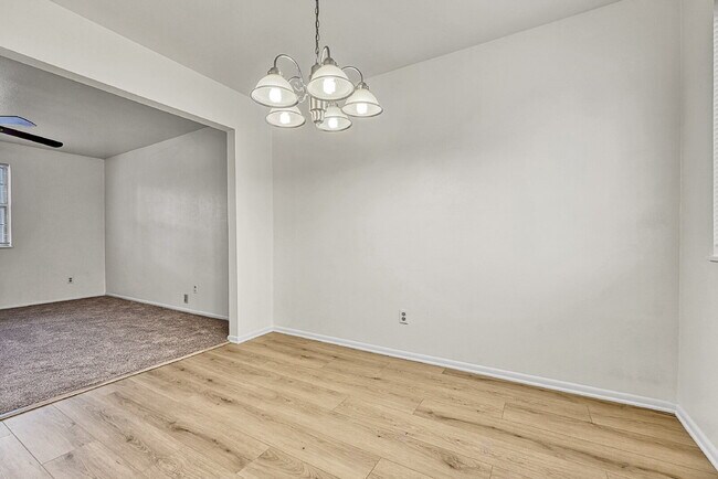 Building Photo - $2,495 - 3 Bed, 2 Bath Home in Aurora with...
