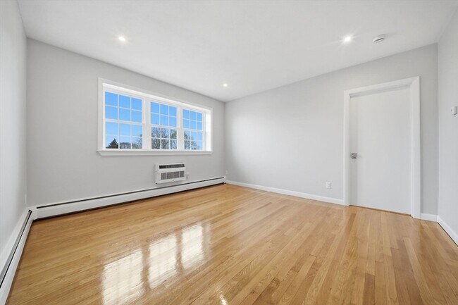 Building Photo - 11 Schubert St