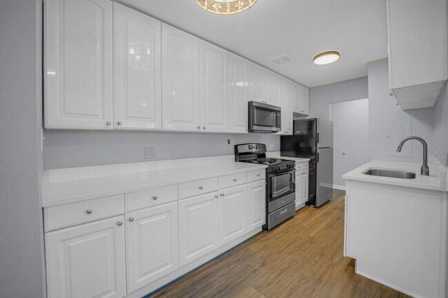 Building Photo - 5420 N Sheridan Rd