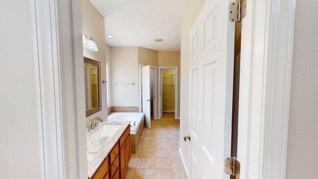 Building Photo - Beautiful 4 Bedroom with finished basement...