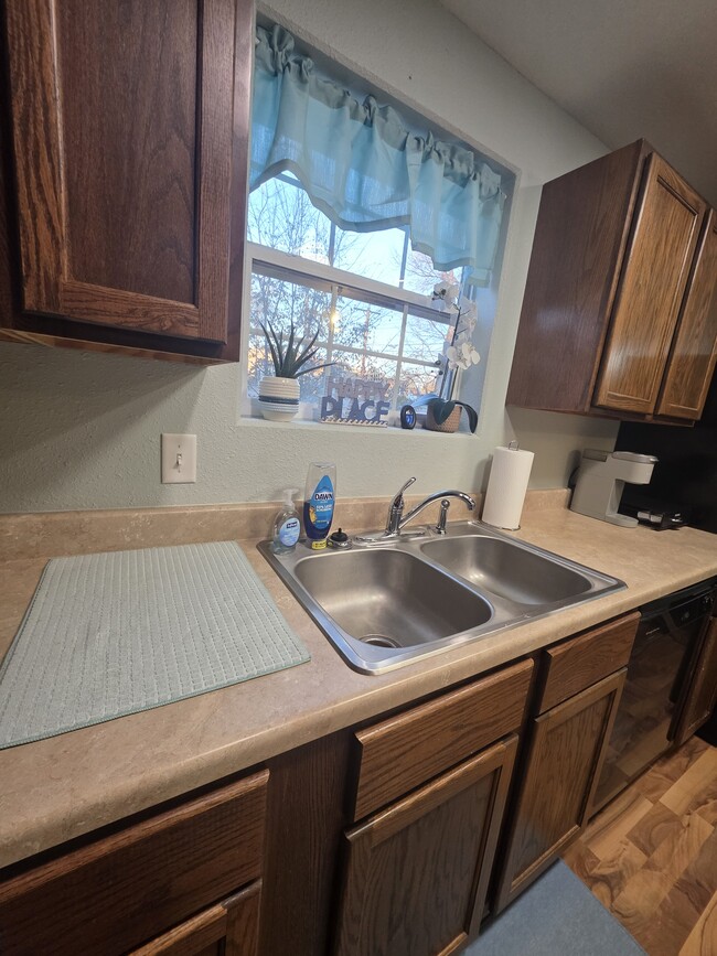 Building Photo - Oasis on F