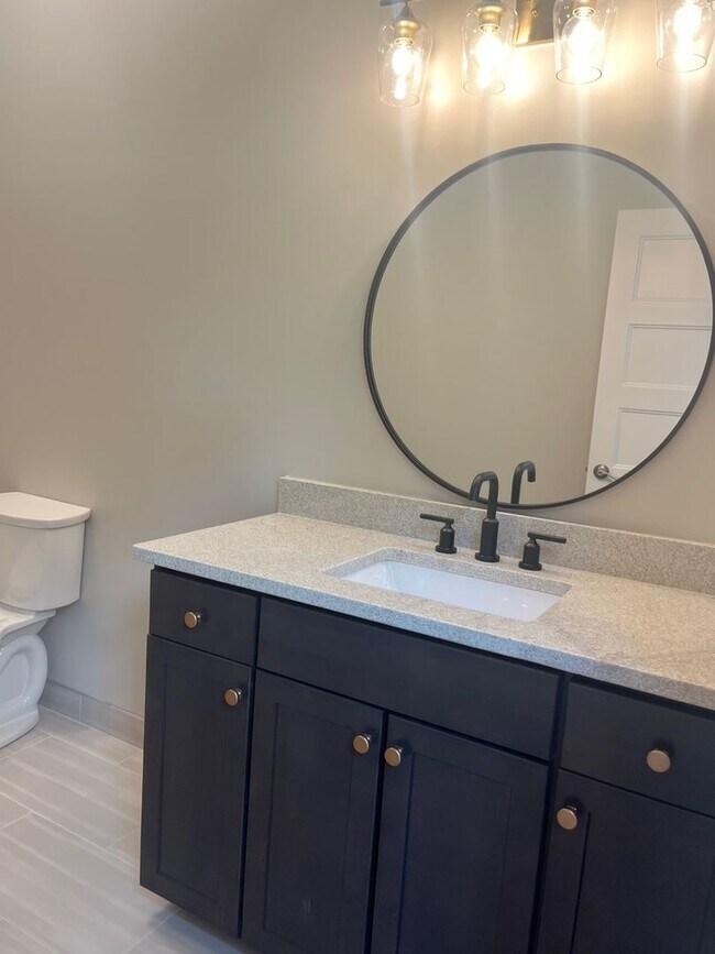 Building Photo - Luxury Living In Midtown - 3bed 2.5bath Townhome