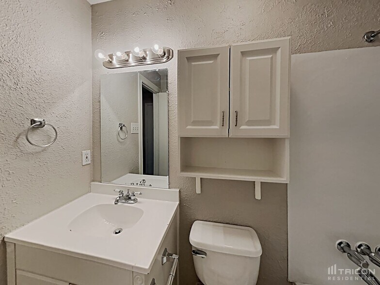 Building Photo - 8620 Santa Clara Dr