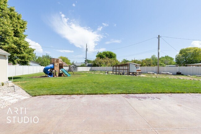 Building Photo - **Stunning 4-Bedroom Home with Modern Amen...