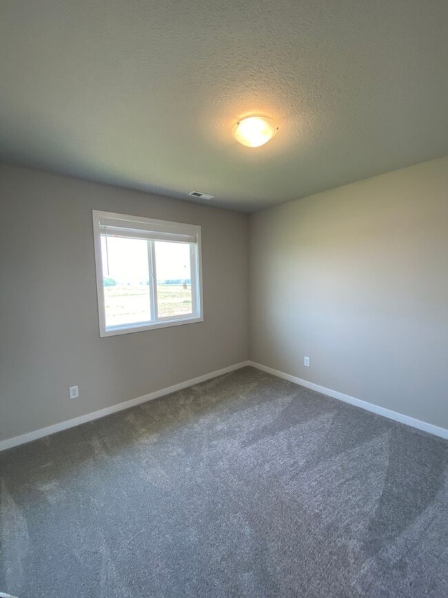 Building Photo - Newer Build Home in Beautiful Norwalk! HUG...