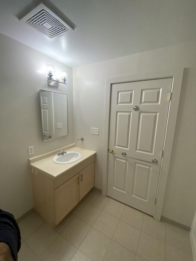 Building Photo - 49 Springbrook Dr