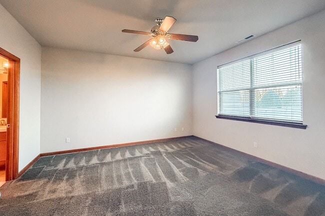 Building Photo - Beautiful 4-Bedroom Townhome in South Richland