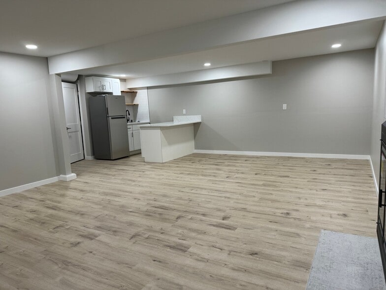 Building Photo - 16209 Lake Hills Blvd