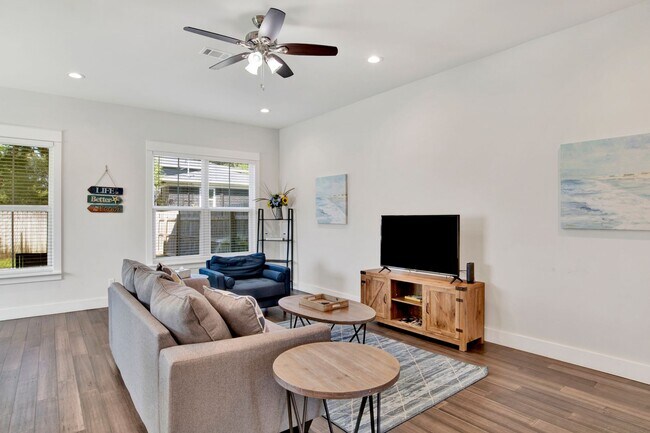 Building Photo - 3 bed East Hill Townhome