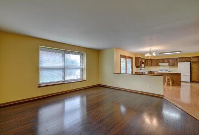 Building Photo - Spacious 4-Bedroom Home with Attached Garage in Salem Lakes